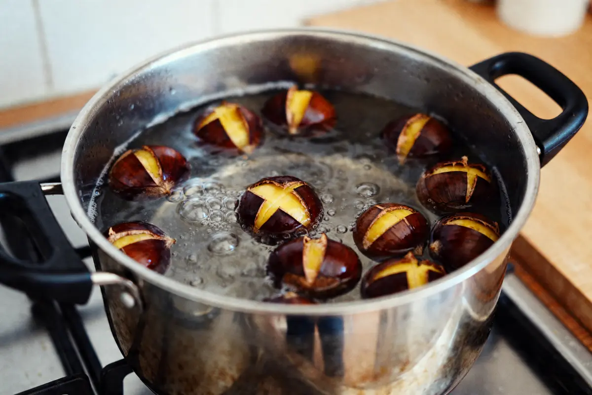 Châtaignes bouillant à l'eau pour cuisson des chataignes à la cocotte minute sur la cuisinière