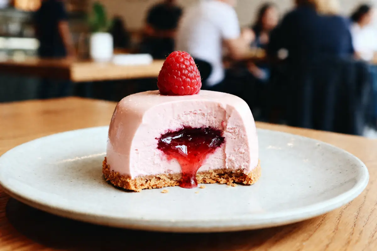 Entremets à la framboise croustillant et mousse légère : Recette