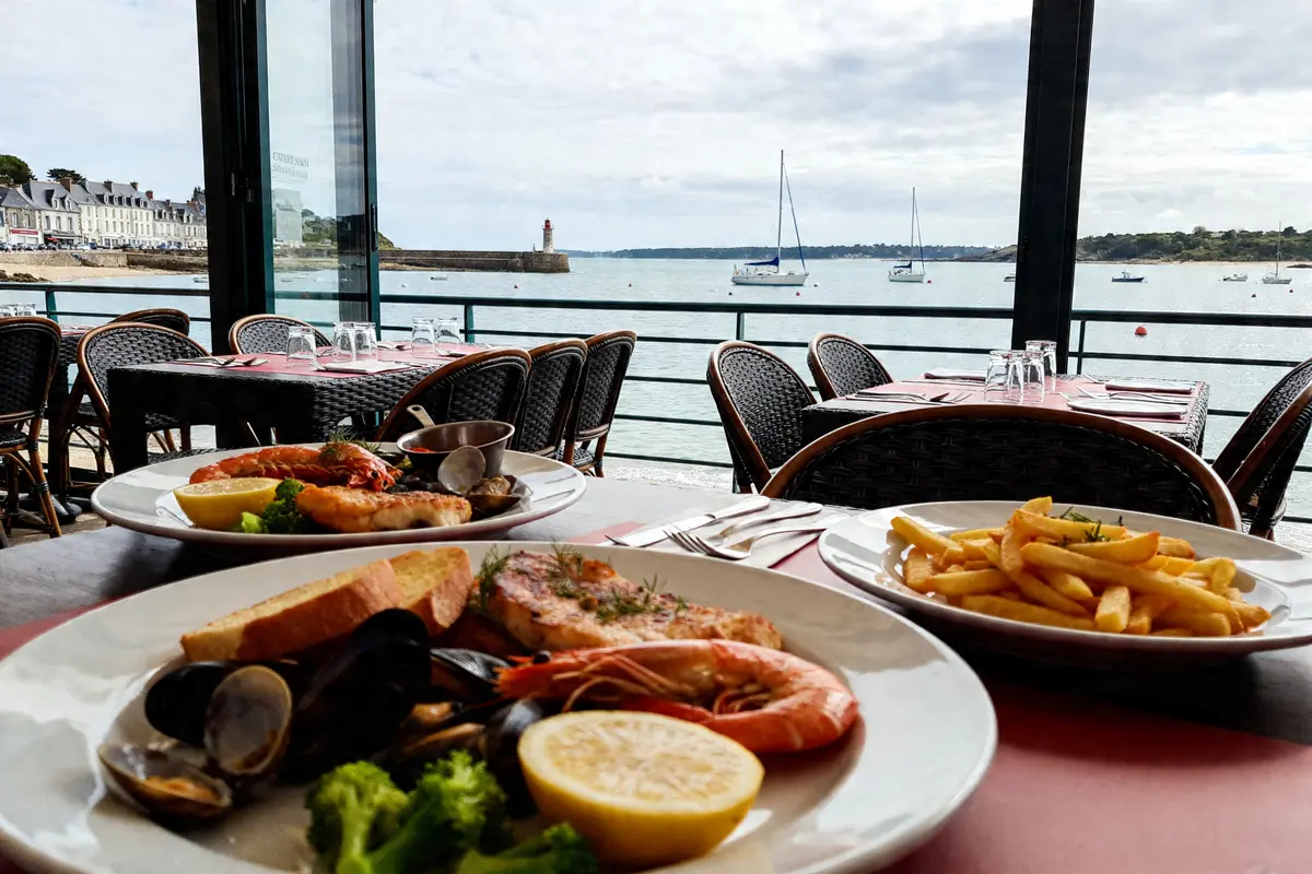 Vue sur mer depuis restaurants à Benodet avec fruits de mer et frites servies