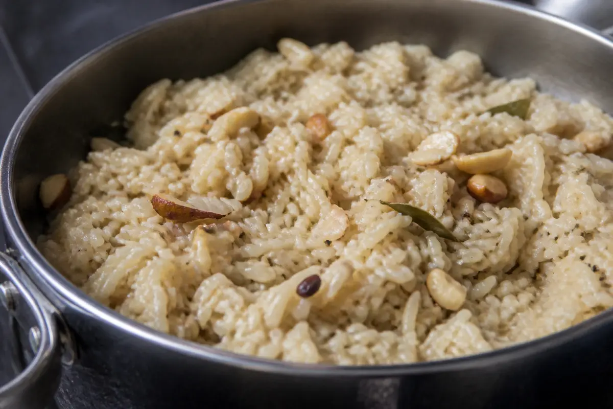 Plat crémeux de riz au coconut garni de noix et de feuilles de curry