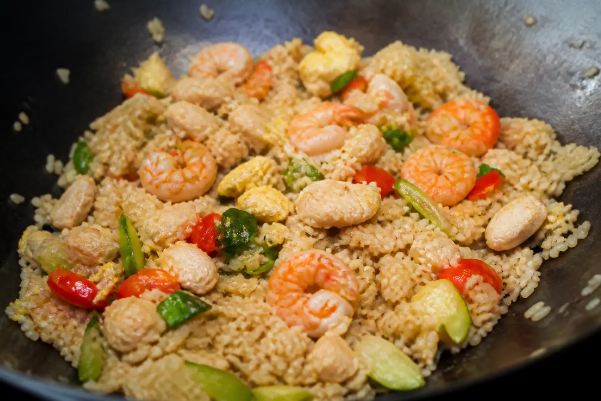 Crevettes et légumes sautés dans du riz sauté thaï délicieusement parfumé