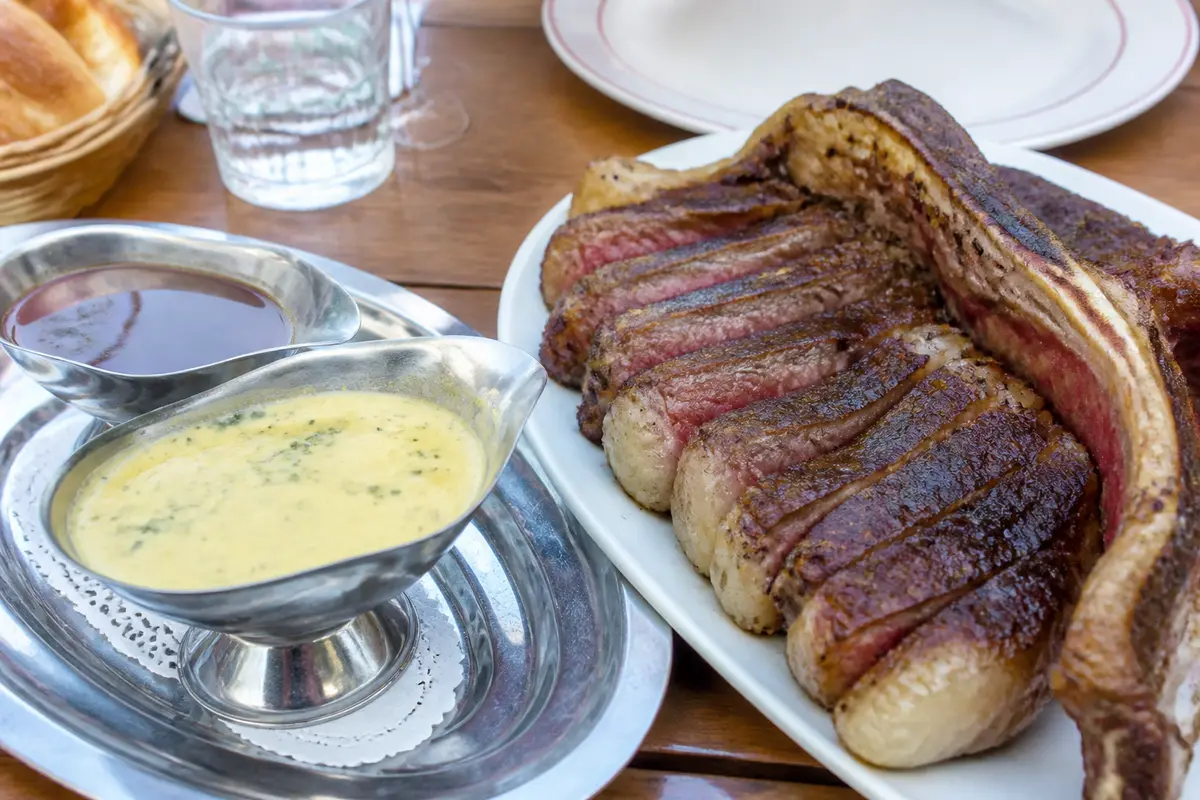 Côte de bœuf grillée avec sauce pour côte de bœuf servie en accompagnement